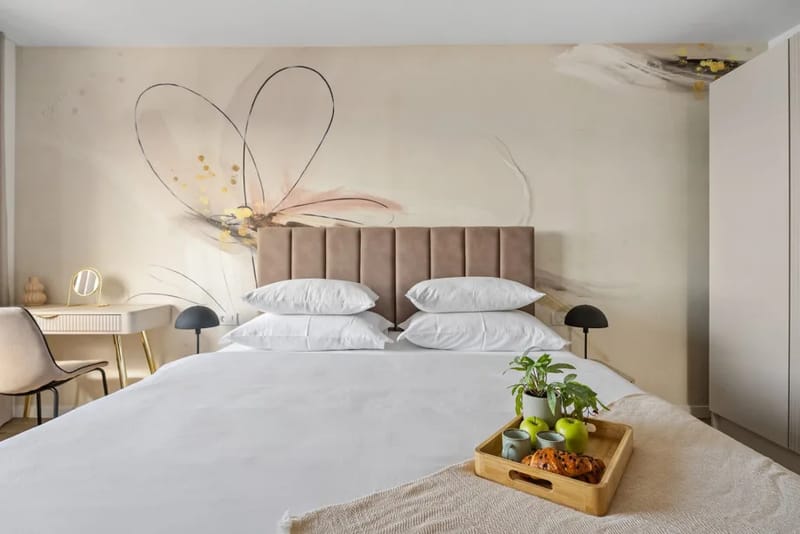 Air-conditioned bedroom with a king-size bed and sea views.