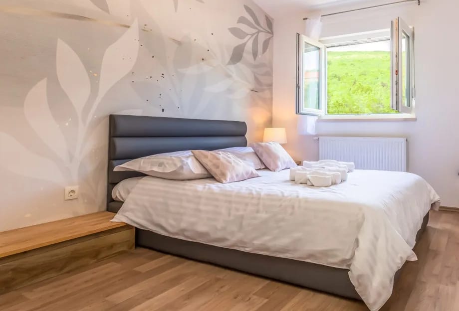 Bedroom NO1 with queen size bed, A/C