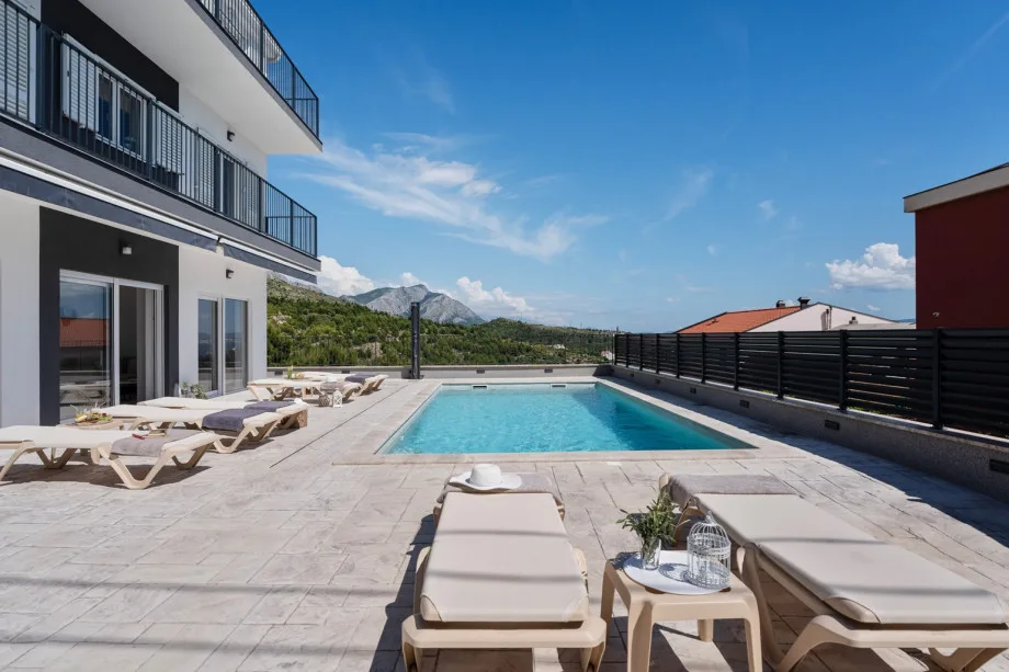 Piscina privada climatizada de 34 metros cuadrados con hidromasaje