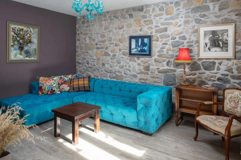 Salón con un cómodo sofá y televisor de pantalla plana