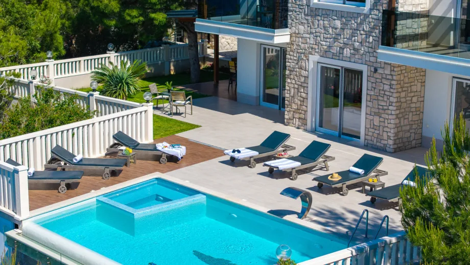 Villa Mirna con piscina infinita y vistas despejadas al mar