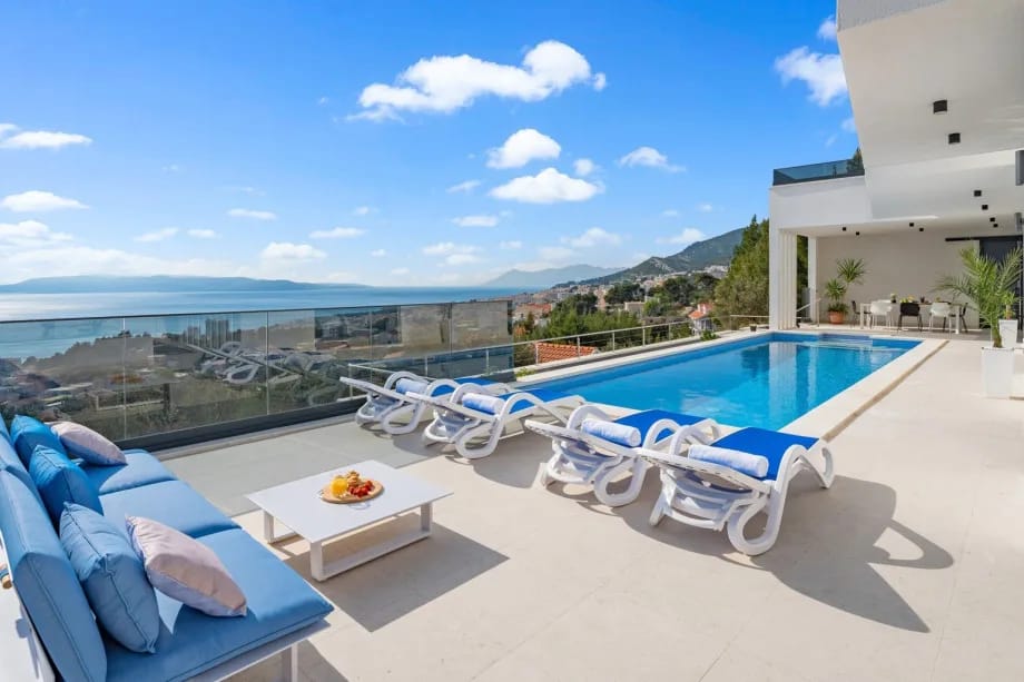 Villa Sagnia en una parcela vallada por encima de Makarska