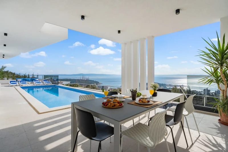 Piscina privada climatizada de 39 m², gimnasio, 4 dormitorios con baño en suite y vistas al mar, a 1,2 km de la playa y del centro de Makarska