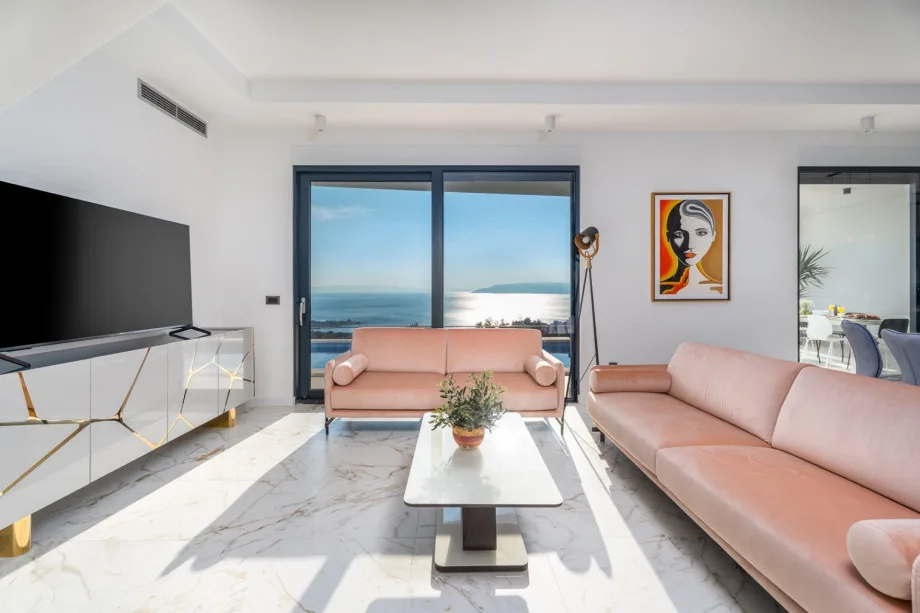 Sala de estar amplia y elegante