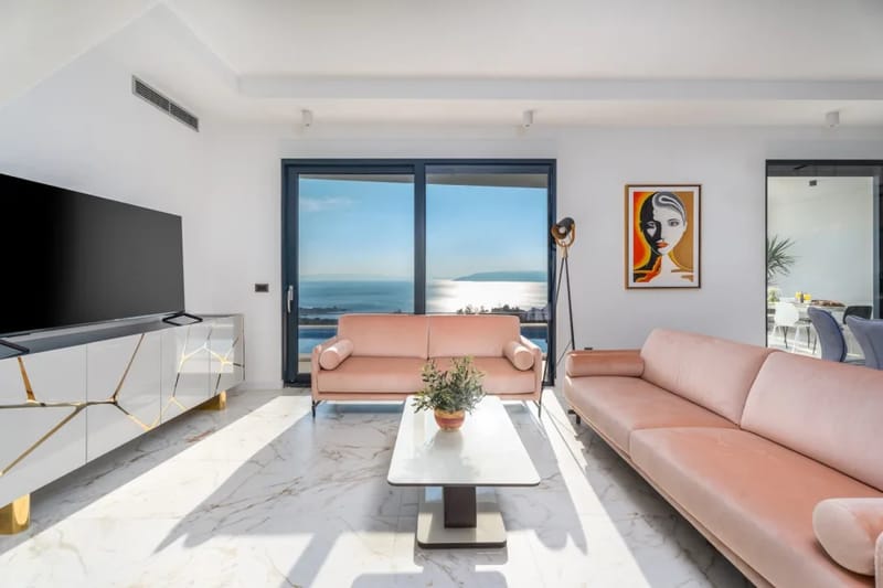 Sala de estar amplia y elegante