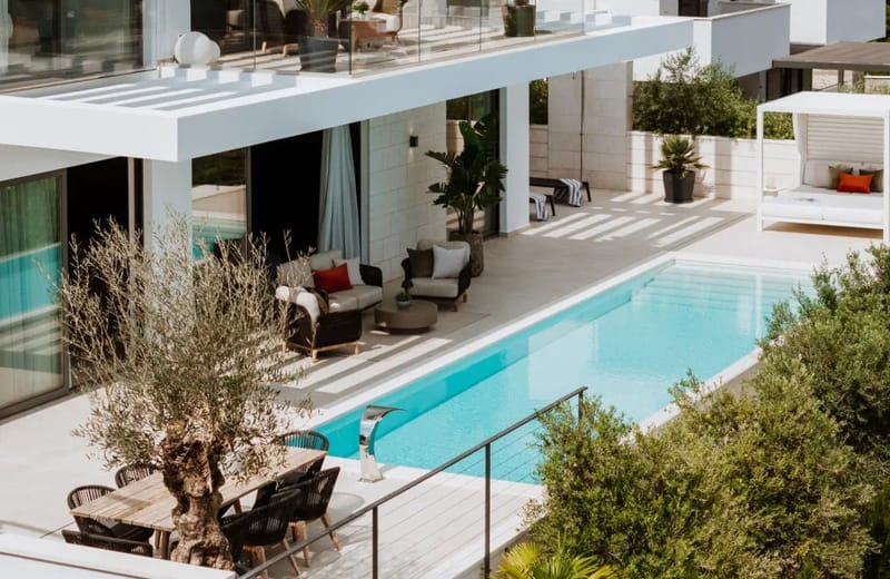 Una piscina privada, infinita y climatizada con un sistema de agua sin cloro.