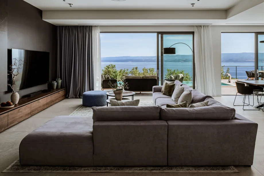 Living area with a water vapor fireplace, sofa, smart TV, Sonos speakers, air conditioning and free Wi-Fi.