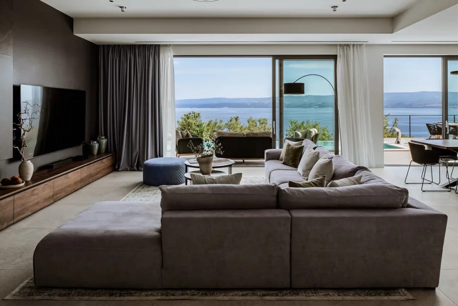Living area with a water vapor fireplace, sofa, smart TV, Sonos speakers, air conditioning and free Wi-Fi.