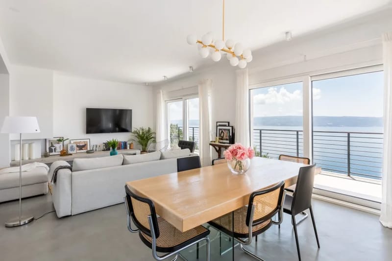 Zona de comedor y zona de estar conectadas, con vistas panorámicas al mar