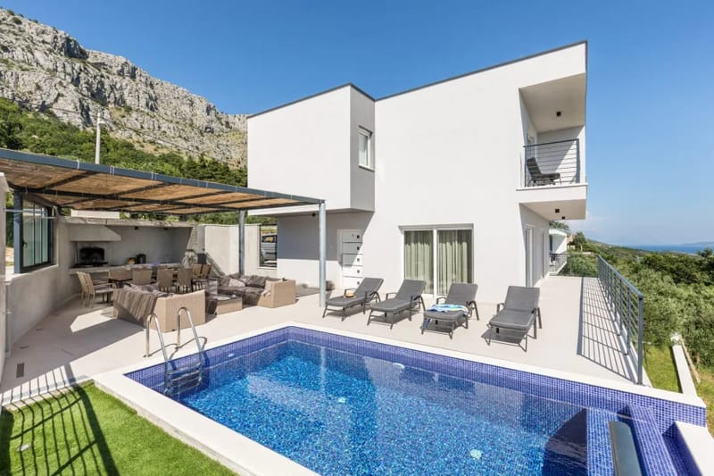 Piscina infinita privada climatizada, de 5 m x 3 m, con tumbonas