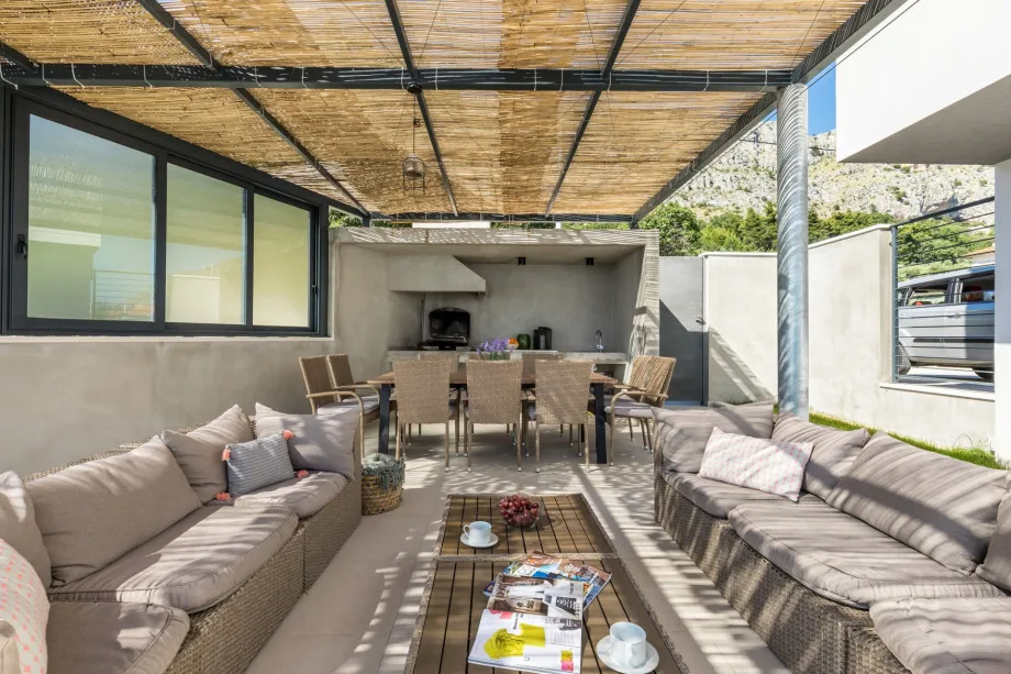 Summer kitchen, outdoor dining area and lounge