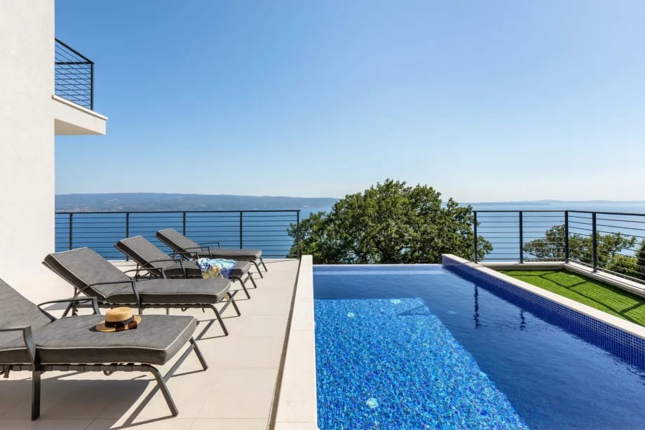 Villa Lipa con piscina privada climatizada, sauna y vistas panorámicas