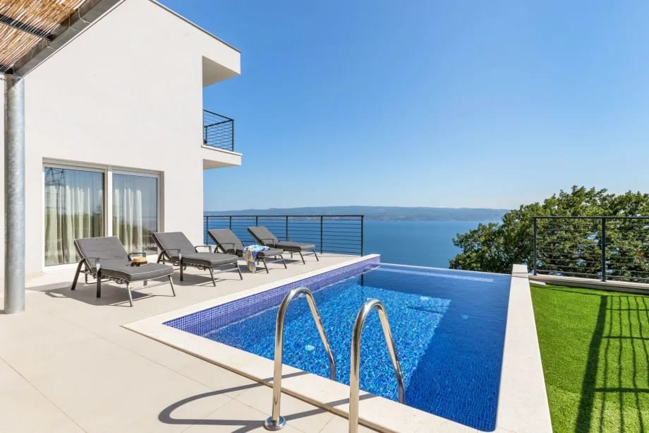Villa Lipa con piscina privada climatizada, sauna y vistas panorámicas