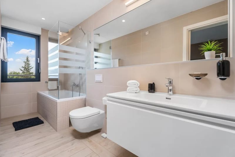 Uno de los 4 baños privados con bañera, ducha, bidé y vistas al mar