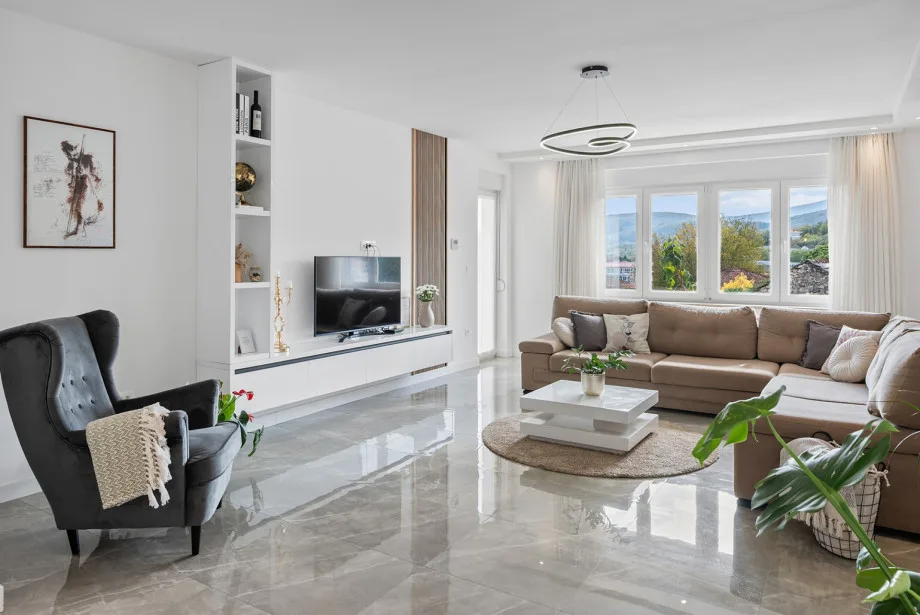El amplio salón con un sofá y un televisor.
