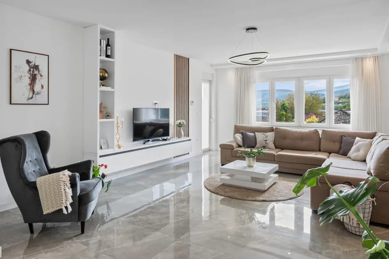 El amplio salón con un sofá y un televisor.