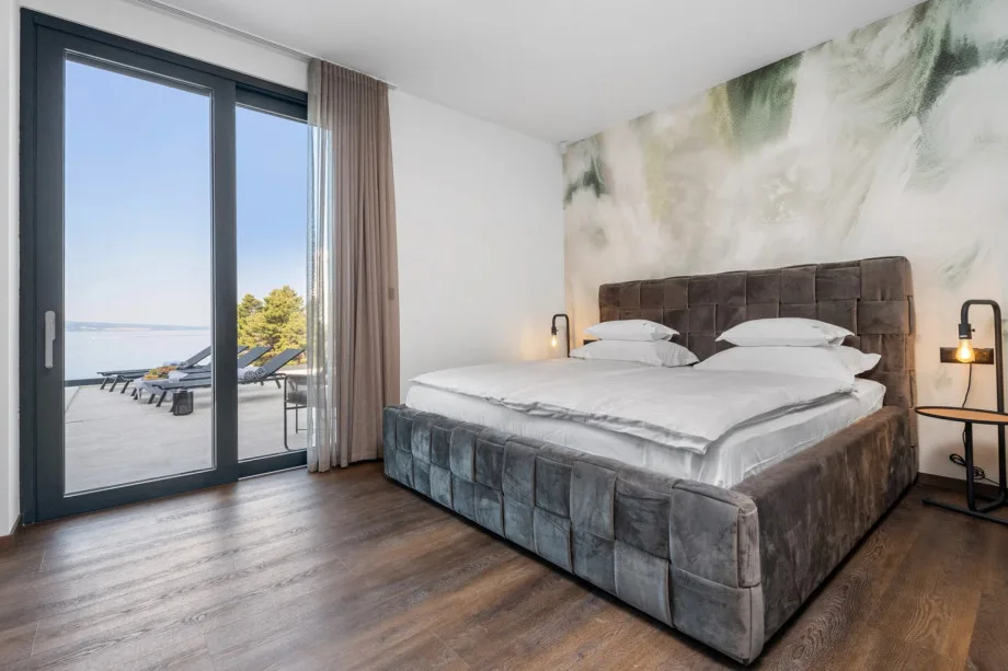 Dormitorio 1 en la planta baja con acceso directo hacia la zona de la piscina