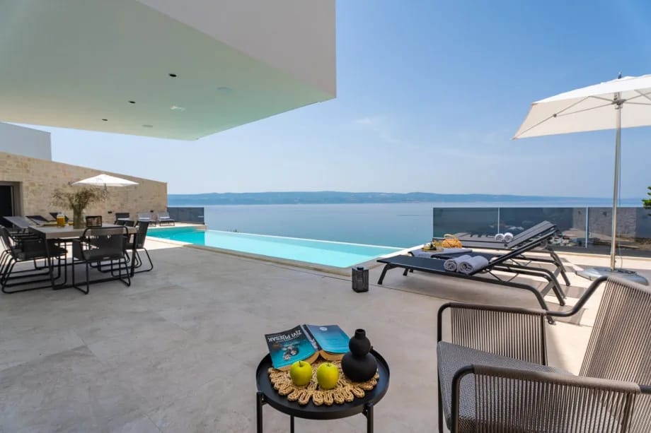 La lujosa Villa Kiara es una propiedad nueva y moderna con impresionantes vistas al mar