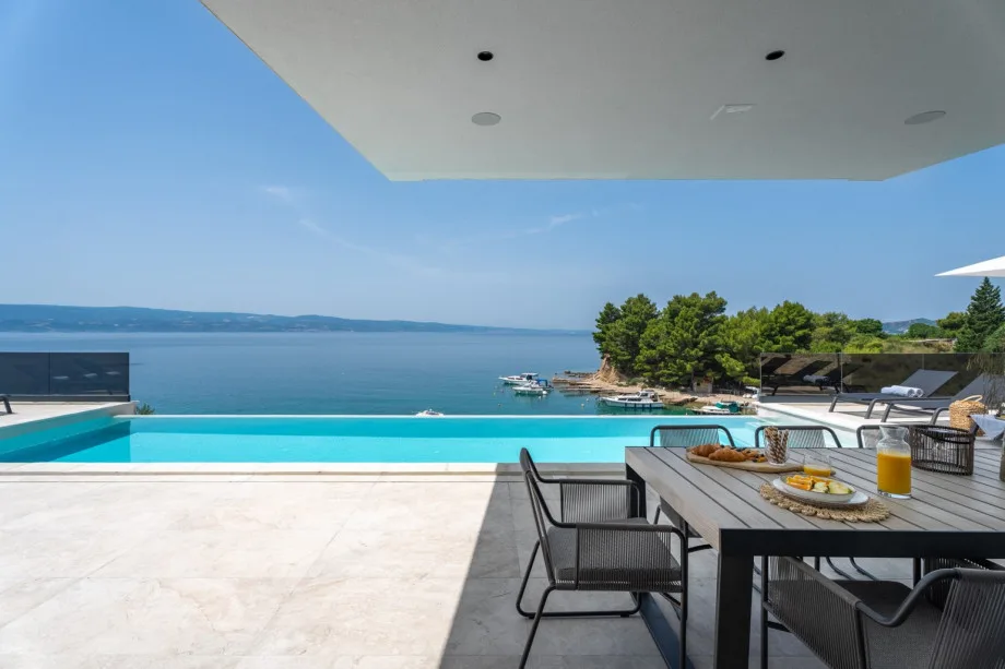 Villa Kiara frente al mar con 5 dormitorios con baño privado en Omiš