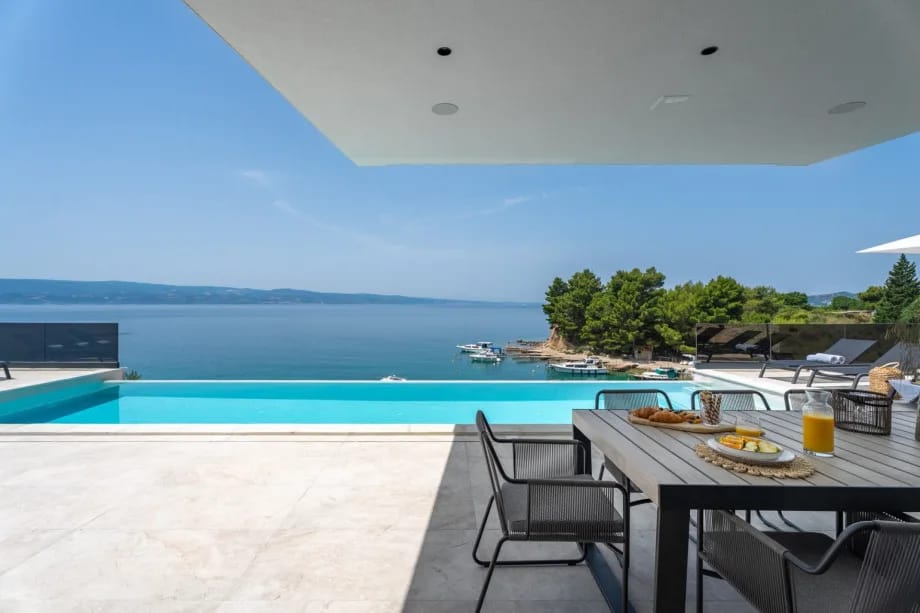 Villa Kiara frente al mar con 5 dormitorios con baño privado en Omiš