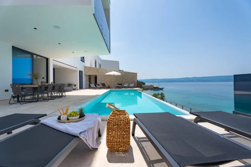 Villa Kiara with Finnish Sauna, a Billiard, a heated pool with hydromassage and exercise equipment