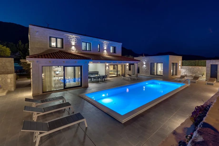 ¡NUEVO! Elegante Villa Neven con piscina privada climatizada de 44 m², 4 dormitorios con baño privado y 2 zonas de estar y comedor