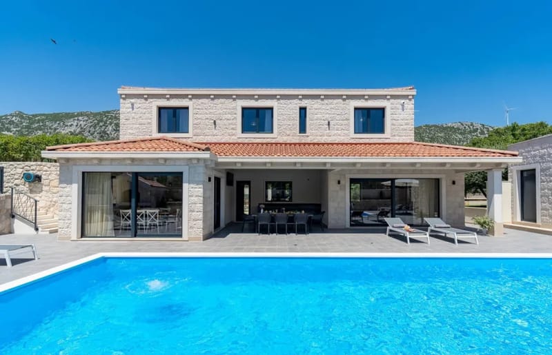 Villa Neven es una propiedad impecable, tradicional y moderna, que ofrece una piscina privada climatizada de 44 m² con géiser y sistema sin cloro