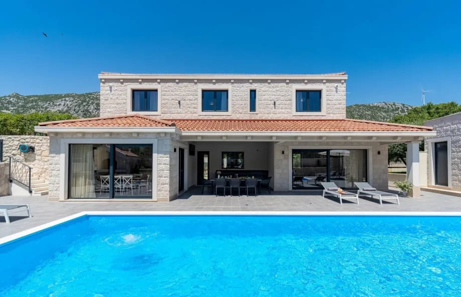 Villa Neven es una propiedad impecable, tradicional y moderna, que ofrece una piscina privada climatizada de 44 m² con géiser y sistema sin cloro