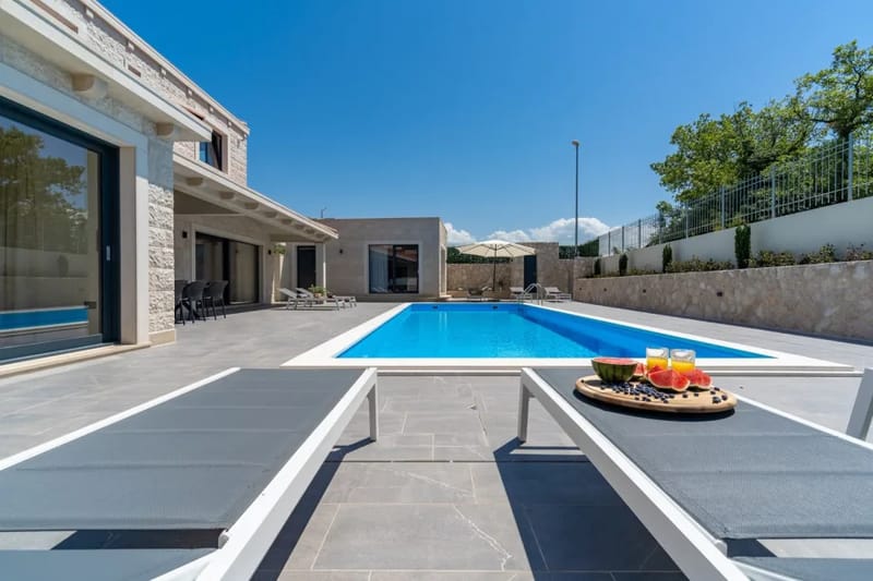Piscina privada climatizada de 11 x 4 m con sistema sin cloro y géiser