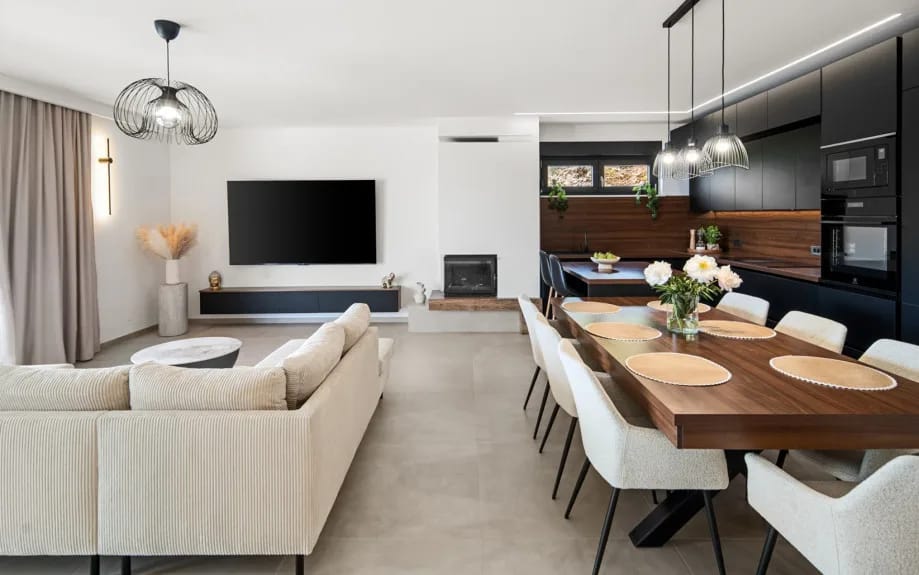 La planta baja incluye una amplia zona de salón y comedor de 54 m² diseñada para ofrecer comodidad y estilo