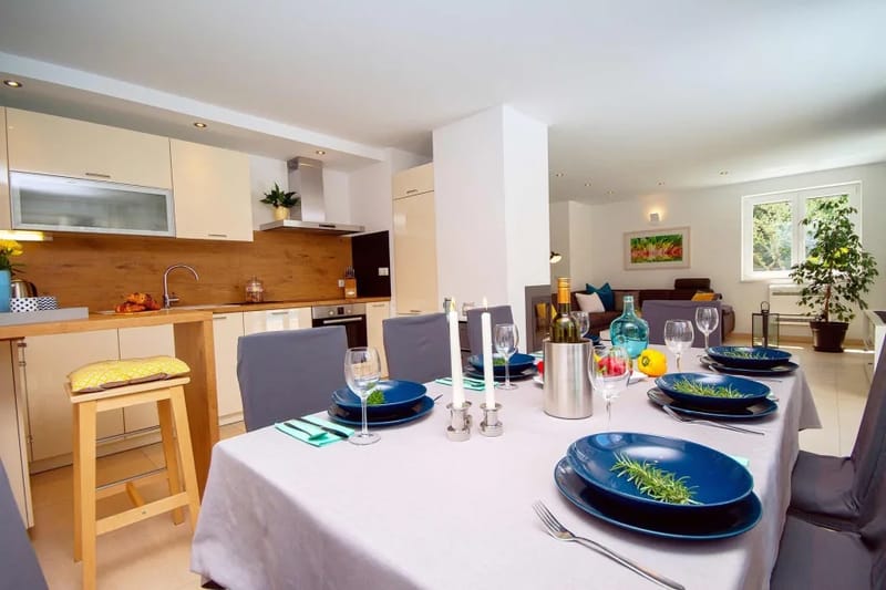 Cocina totalmente equipada con comedor y sala de estar, y salida a la zona de piscina