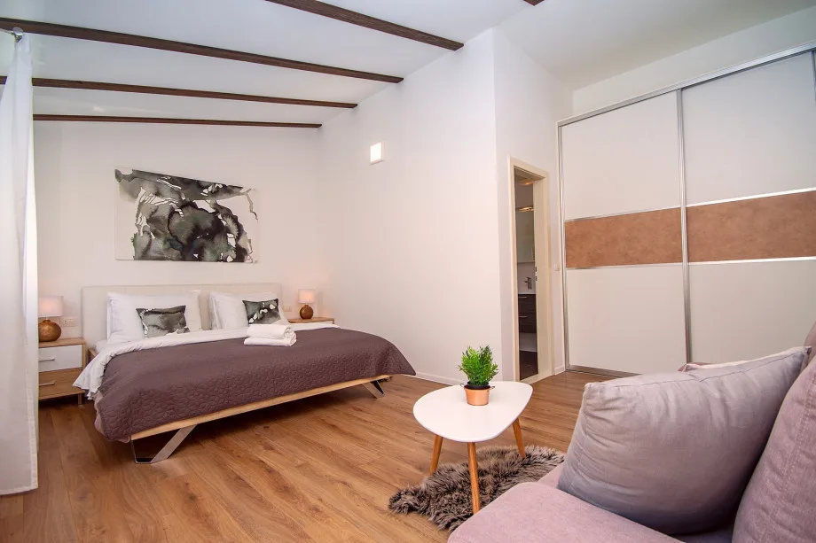 Dormitorio n.º 1 con cama king size de 180x200, sofá cama y baño privado