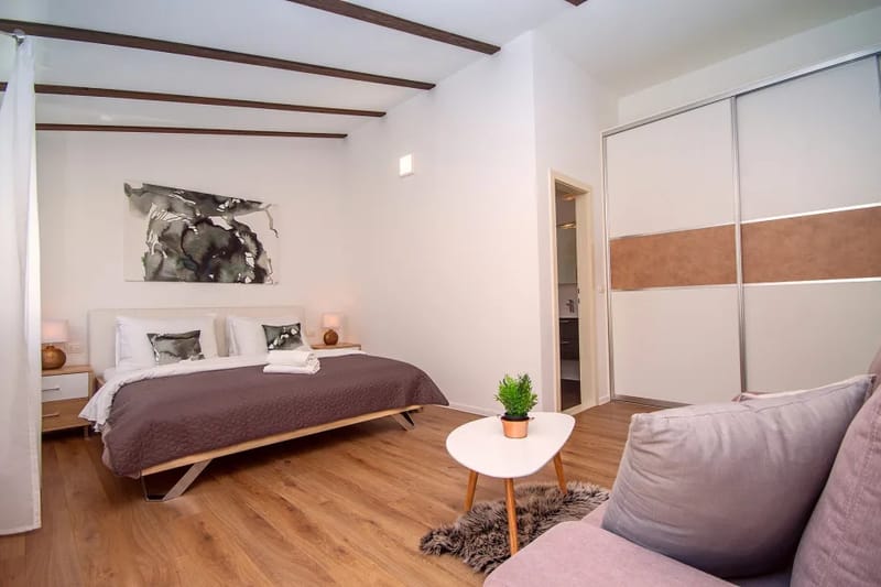 Dormitorio n.º 1 con cama king size de 180x200, sofá cama y baño privado