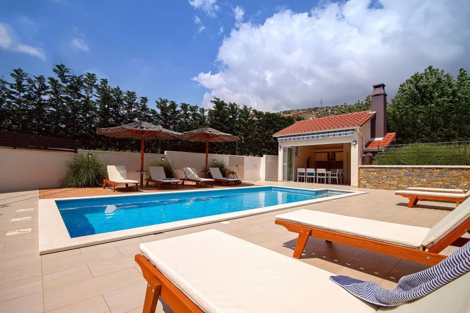Piscina privada climatizada con 8 tumbonas y zona totalmente vallada