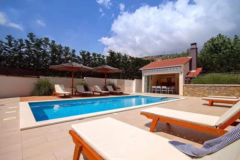 Piscina privada climatizada con 8 tumbonas y zona totalmente vallada
