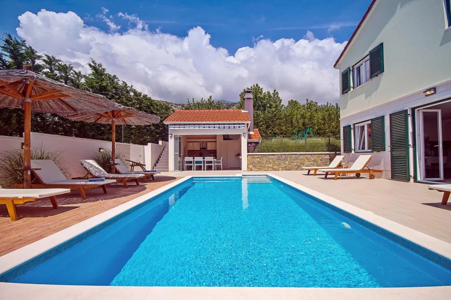 Piscina privada climatizada de 8 m × 3,5 m y cocina de verano totalmente equipada con TV
