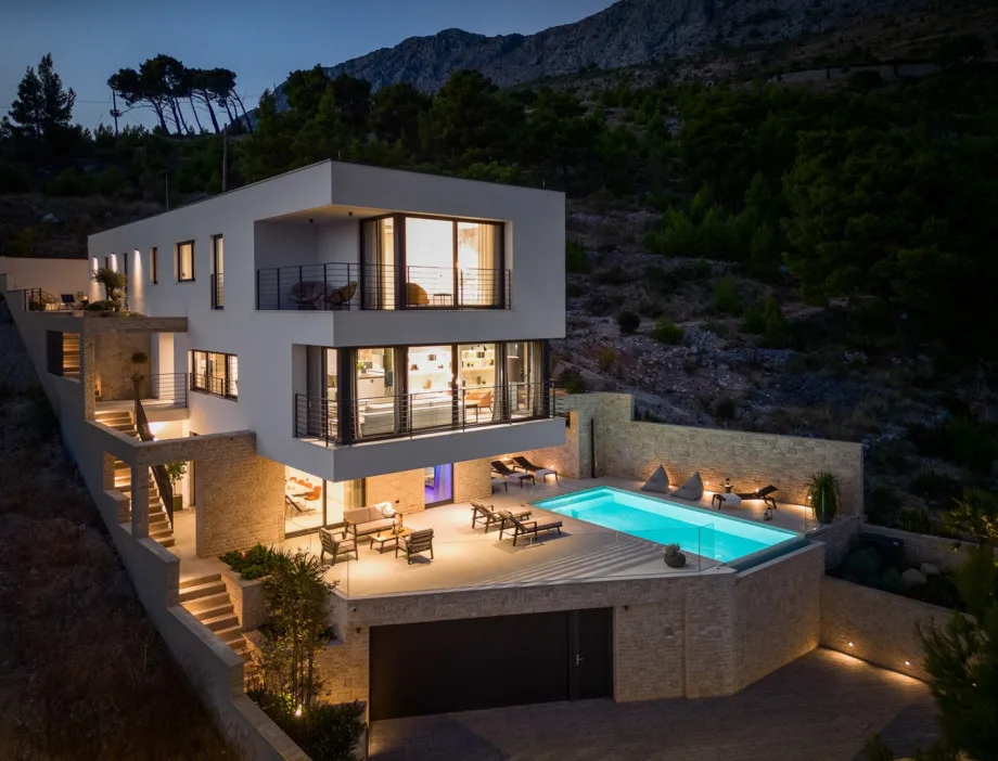 Villa Nitia distribuida en tres niveles con escaleras interiores y exteriores