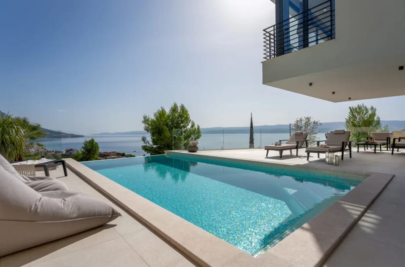 Piscina infinita climatizada, sauna finlandesa, sala multimedia, dos zonas de estar y vistas al mar