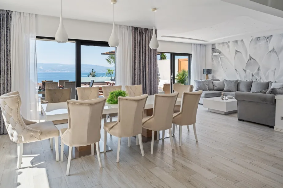 Amplia zona de salón y comedor con cocina totalmente equipada