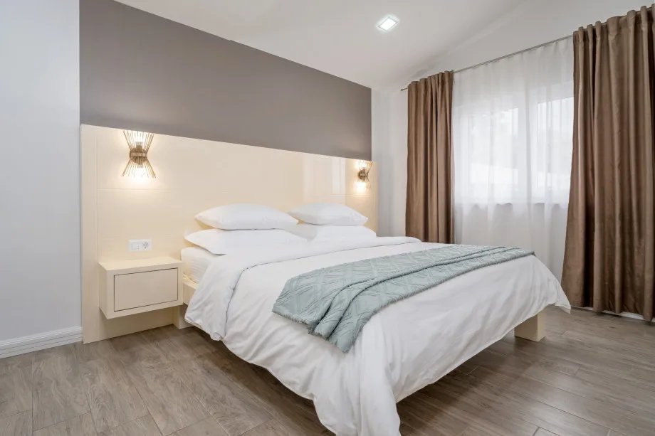 Dormitorio 5 con cama doble y baño privado con bañera
