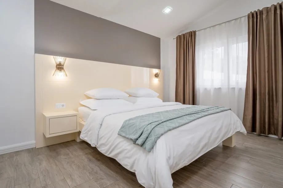 Dormitorio 5 con cama doble y baño privado con bañera
