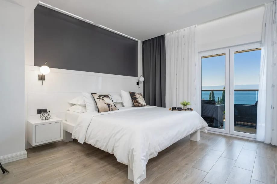 Dormitorio 1 con cama doble, sofá cama, baño privado y terraza