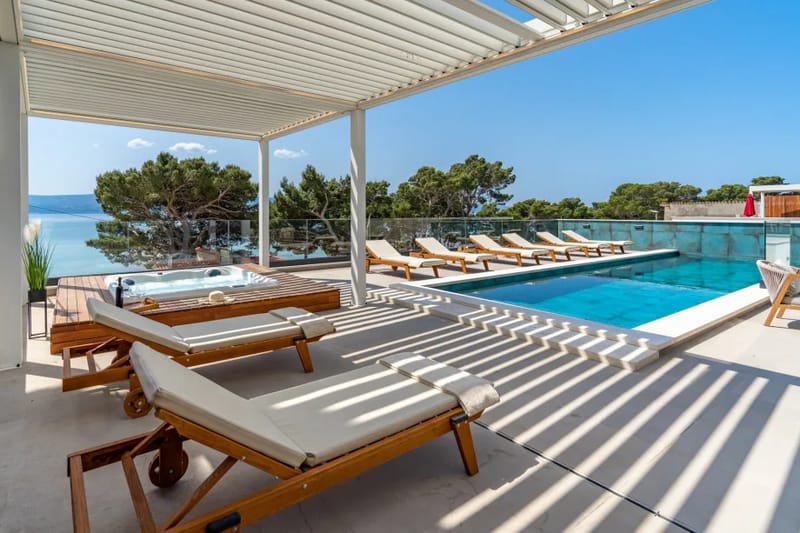 Piscina privada climatizada y jacuzzi con vistas al mar