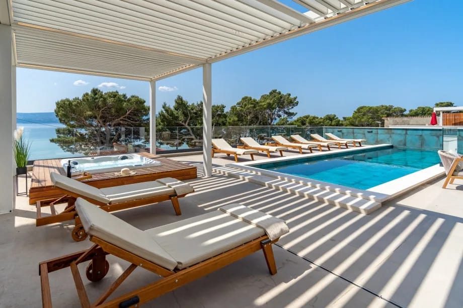 Heated private pool and Jacuzzi with sea views