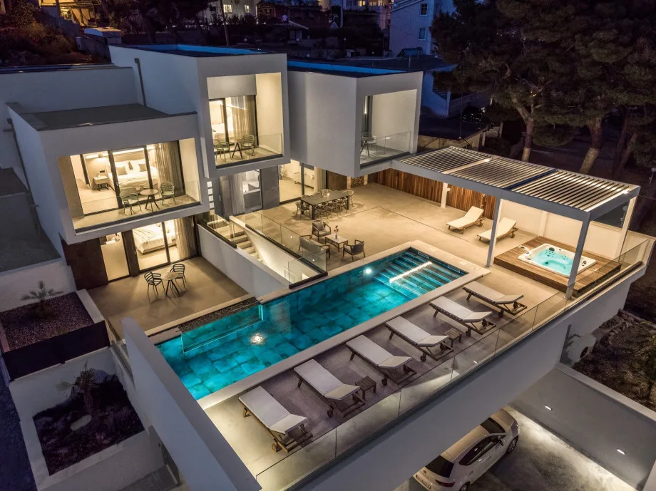 Villa Bava con cuatro dormitorios con baño privado, piscina climatizada, jacuzzi y sala multimedia