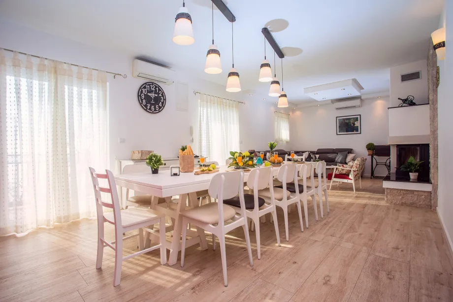 Cocina totalmente equipada, amplia zona de comedor y salón con chimenea