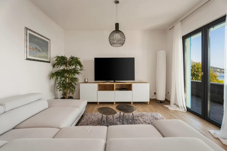 Zona de estar con televisión, videoteca y PlayStation 5