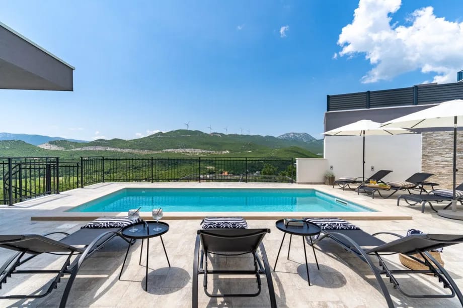 32 sqm private heated pool with views of the valley and Cetina river