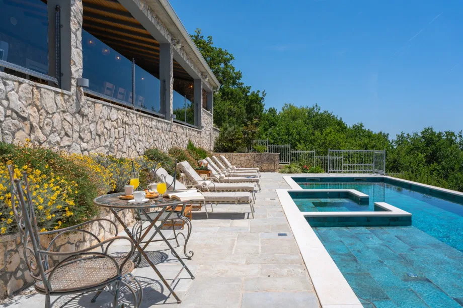 Piscina privada climatizada con tratamiento del agua mediante electrólisis salina