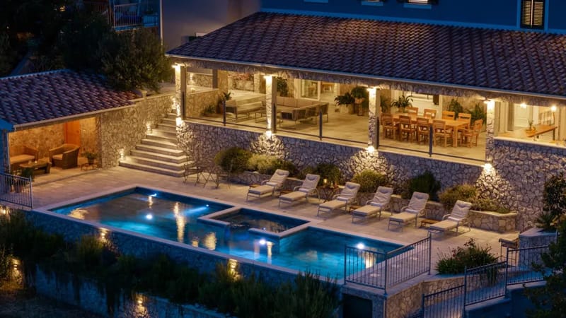 Villa Granda Lokva con piscina climatizada, vistas al mar y capacidad para 10 huéspedes